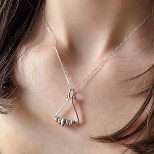Handgemachte Fidget Spinner Halskette für Frauen, Achtsamkeit Meditation Schmuck, Alltag Anhänger, Minimalist kinetischer Schmuck Geschenk