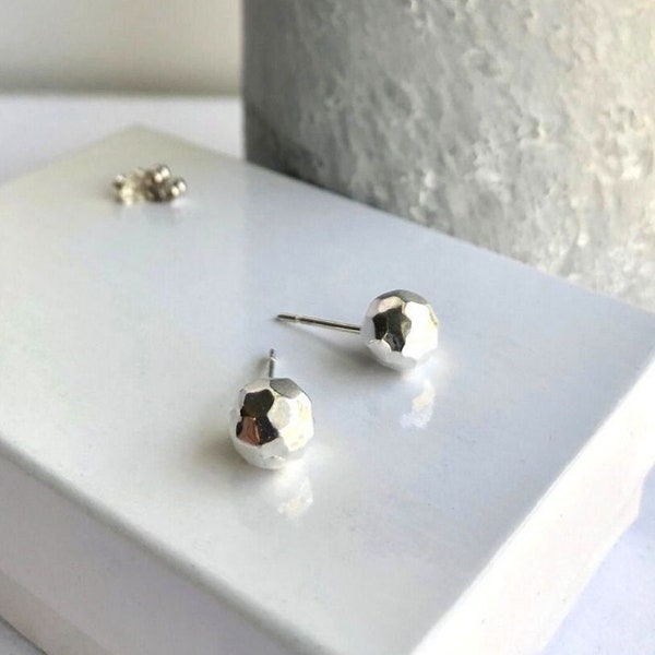 Pendientes de bola de plata de ley martillada: joyería minimalista de 8 mm