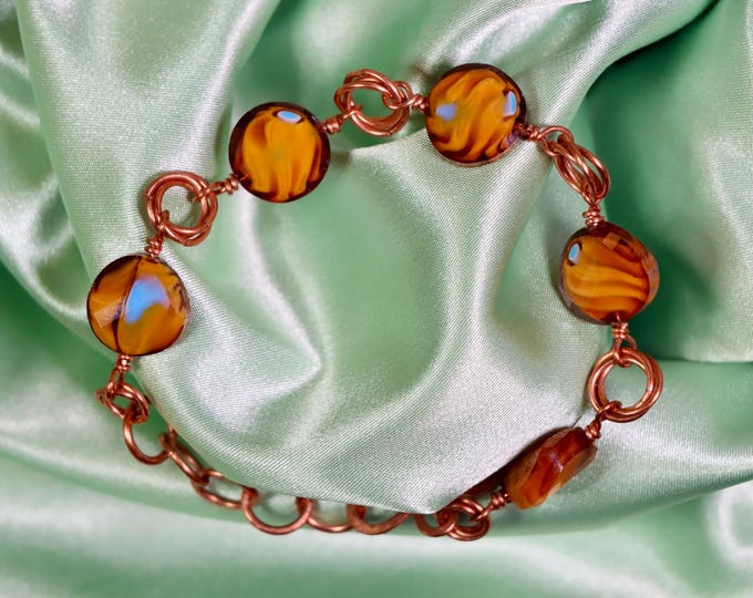 Amber Swirl Glass Bead Bracelet – Hammered Copper Link Jewelry – Adjustable Hook Clasp – Rustic Artisan Style