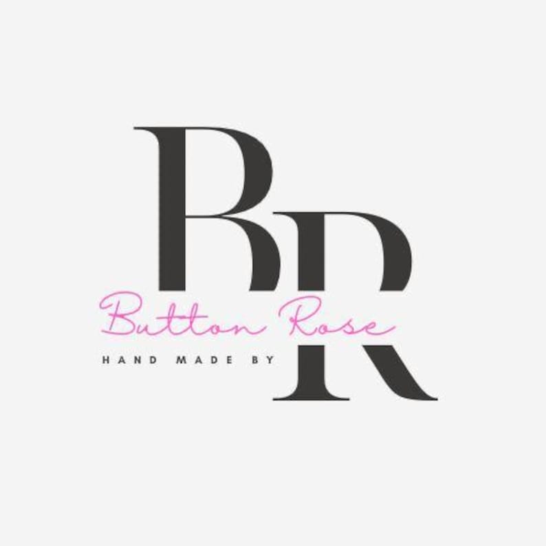 Peut inclure: Logo Button Rose sur fond blanc. Le logo pr&eacute;sente les lettres &laquo;&nbsp;BR&nbsp;&raquo; en gras, avec &laquo;&nbsp;Button Rose&nbsp;&raquo; en script cursive en dessous. Le texte &laquo;&nbsp;HAND MADE BY&nbsp;&raquo; est en dessous du texte en cursive.