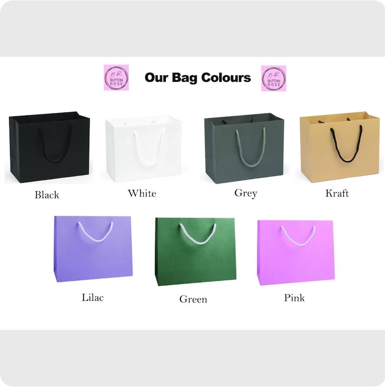 Pode incluir: Apresenta&ccedil;&atilde;o de oito sacolas de papel coloridas, incluindo preto, branco, cinza, kraft, lil&aacute;s, verde e rosa. Cada sacola tem uma al&ccedil;a correspondente. O texto "Our Bag Colours" tamb&eacute;m &eacute; vis&iacute;vel.