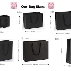K&ouml;nnte beinhalten: Eine Tabelle mit verschiedenen Gr&ouml;&szlig;en von schwarzen Papier-Geschenkbeuteln mit Ma&szlig;en in Zentimetern. Die Beutelgr&ouml;&szlig;en sind: Klein, Mittel, Gro&szlig;, Extra Gro&szlig;, Hochformat und Flasche.