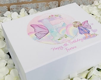 Può includere: Scatola regalo bianca con un design acquerellato rosa e blu con una farfalla e la lettera F. La scatola ha il testo "Happy 4th Birthday Fearne" sul davanti.