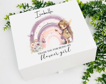 Può includere: Scatola regalo bianca con un arcobaleno e un'illustrazione di fata. Il testo sulla scatola recita "Isabelle" e "Grazie per essere la mia damigella d'onore".