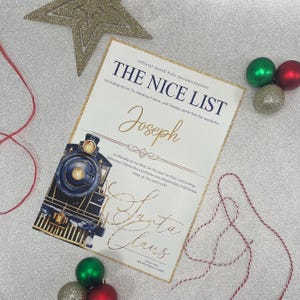 Puede incluir: Un certificado personalizado de la "Lista de los Buenos" con detalles dorados y una ilustración de tren vintage. El certificado incluye el nombre "Joseph" y está firmado por "Santa Claus". Decoraciones navideñas festivas rodean el certificado.