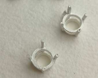 8 mm rund 4-klo-infattning i återvunnet sterlingsilver eller gjuten sten i 9 karat guld