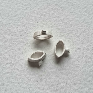Peut inclure: Trois montures en métal argenté pour un pendentif ou un charme. Les montures sont de forme ovale avec un petit trou en haut pour attacher une chaîne ou un anneau de saut. Les montures sont conçues pour contenir une pierre précieuse ou un autre élément décoratif.