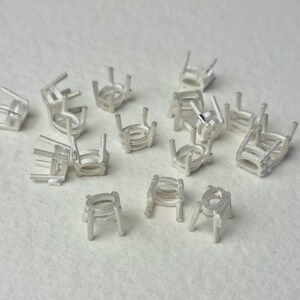 Peut inclure: Un groupe de 15 montures à griffes ovales en argent pour la fabrication de bijoux.