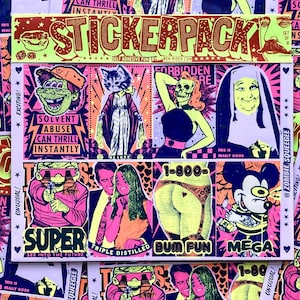 Puede incluir: Un paquete de pegatinas con varias ilustraciones de estilo pop art. Las pegatinas presentan imágenes de personajes de dibujos animados, calaveras y texto como "STICKERPACK", "SOLVENT ABUSE" y "BUM FUN". La paleta de colores incluye rosa neón, amarillo y negro.
