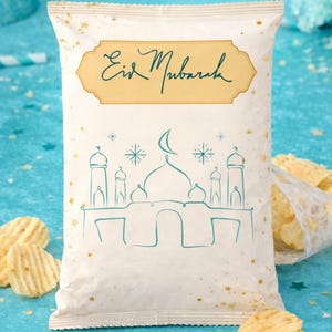 Puede incluir: Una bolsa de patatas fritas onduladas con el texto "Eid Mubarak" en una pancarta dorada. La bolsa presenta un dibujo lineal turquesa de una mezquita con una luna creciente y estrellas. Se ven patatas fritas dispersas.