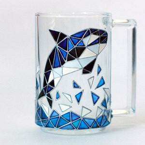 Mug en verre avec image polygonale d&#39;épaulard, tasse à café avec peinture requin géométrique, peinture minimaliste vie marine sur verre