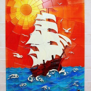 Buntglas-Bootstafel - Original Glasmalerei - Segeln bei Sonnenuntergang - Schiffs- und Möwenmalerei - Meereswellendekor - Große Meeresmalerei