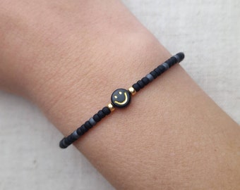 Filigranes Smiley Perlenarmband Gold Schwarz aus Miyuki Glasperlen - Makrameearmband minimalistisch Geschenk für Frauen Sommer Festival