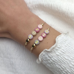 Perlenarmband Set Mini und Mama – Bunte Buchstabenperlen Makrameearmband – Personalisiertes Mutter Tochter Geschenk