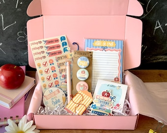 Personalized gift box for teachers, in French, containing a notepad, magnet, pencil, bookmark, sticker, and paperclip.