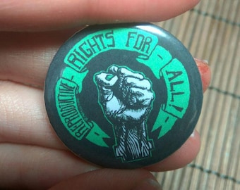 Direitos reprodutivos para todas as feministas com crachá de botão folheado