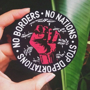 Keine Grenzen, keine Nationen, stoppt Abschiebungen, linker Aufkleber