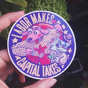 Könnte beinhalten: Ein runder Aufkleber in Lila und Blau mit dem Text "LABOR MAKES CAPITAL TAKES" in weißer Umrandung. Der Aufkleber zeigt einen pinkfarbenen Cartoon-Hund, der einen roten Pullover trägt, und einen grauen Cartoon-Wolf, der einen weißen Mantel trägt. Der Hund hält einen Hammer und der Wolf hält einen Dollar-Schein.