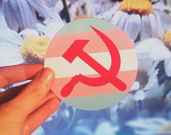 Adesivo com o símbolo da foice e do martelo transcomunistas