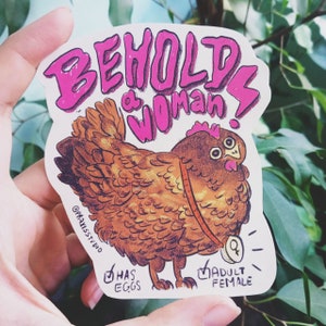 Voir! Une femme - mais c'est un poulet - autocollant de gauche antitransphobie queer