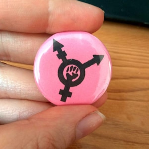 Transfem badge chapa pin transfeminist