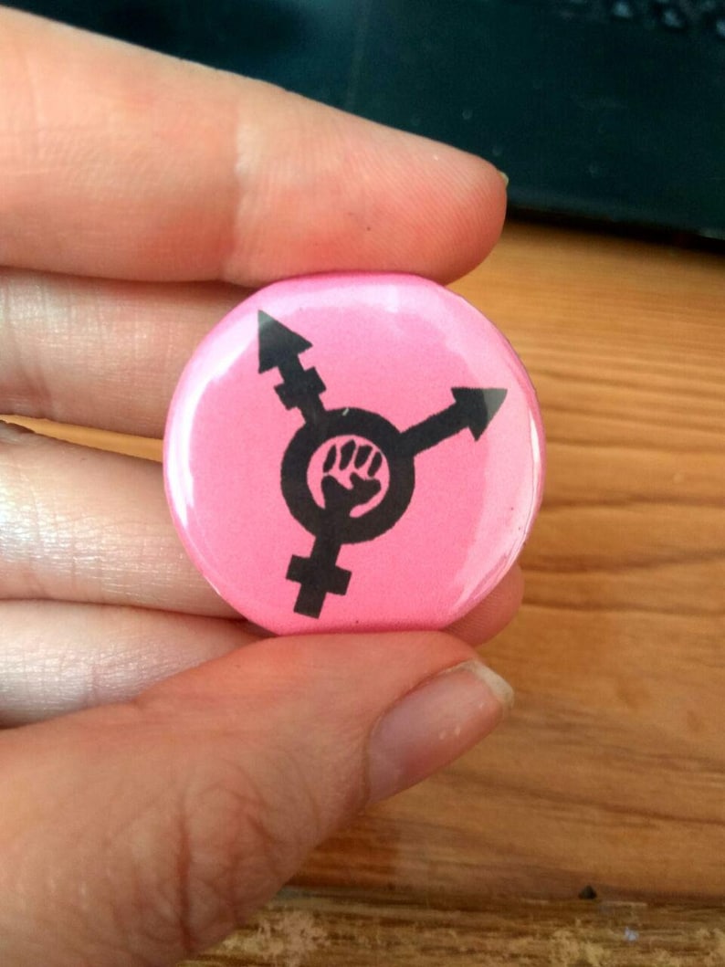 Transfem badge chapa pin transfeminist image 1