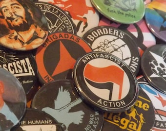 Pacote de emblemas anticapitalistas, socialistas, anarquistas, veganos, feministas, ecologistas, botões feitos à mão