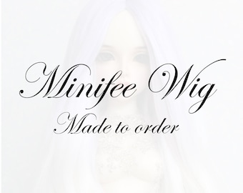 Puede incluir: Peluca blanca para una muñeca, con el texto "Minifee Wig Made to order" en cursiva negra.