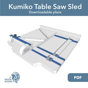 Puede incluir: Un trineo de sierra de mesa blanco con rieles azules y una valla de madera blanca. El trineo está diseñado para cortar kumiko, una técnica tradicional japonesa de trabajo de la madera. El texto "Kumiko Table Saw Sled" y "Downloadable plans" es visible en la parte superior de la imagen. El texto "PDF" es visible en la esquina inferior derecha de la imagen.
