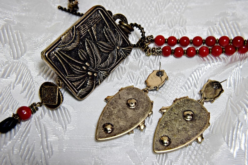 Red and Black Statement Cicada Insect Bee necklace set Bee necklace Gatsby Necklace Set ART DECO Necklace Set Insect necklace set