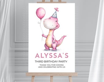 Puede incluir: Ilustración en acuarela de un dinosaurio rosa sosteniendo un globo rosa y con un gorro de fiesta. El letrero dice "Alyssa's Third Birthday Party" con un mensaje de agradecimiento. El letrero está en un caballete de madera.