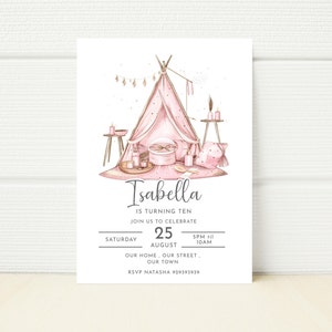 Può includere: Invito di compleanno rosa e oro con un'illustrazione ad acquerello di una tenda a forma di tipi con candele e cuscini. Il testo recita "Isabella compie dieci anni, unisciti a noi per festeggiare Sabato, 25 agosto, dalle 17:00 alle 22:00, la nostra casa, la nostra strada, la nostra città, RSVP Natasha 929393939".