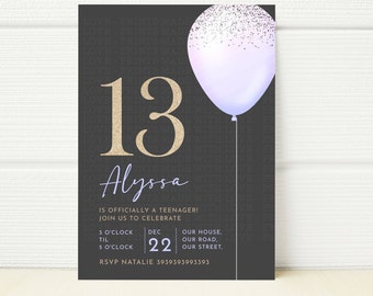 Può includere: Un invito nero e dorato con un palloncino viola e bianco con glitter argentato. La carta dice "13 Alyssa è ufficialmente un'adolescente! Unisciti a noi per festeggiare. Dalle 15:00 alle 17:00 Dic 22 La nostra casa, la nostra strada, la nostra strada. RSVP Natalie 3939393993393"