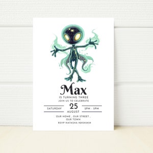 Peut inclure: Une invitation d'anniversaire avec un dessin animé d'un extraterrestre avec des flammes vertes brillantes. L'invitation est pour le troisième anniversaire de Max, le 25 août de 14h à 17h. L'invitation comprend l'adresse et les informations RSVP.