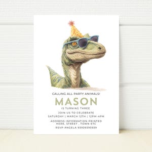 Peut inclure: Une carte d'invitation blanche avec un dinosaure vert portant des lunettes de soleil et un chapeau de fête. Le texte indique "CALLING ALL PARTY ANIMALS!" et "MASON IS TURNING THREE." Des détails de la fête et des informations RSVP sont également inclus.