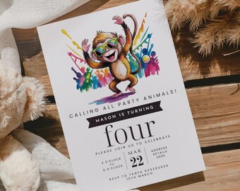 Op de afbeelding: Witte uitnodigingskaart met een kleurrijke illustratie van een aap met een zonnebril. De kaarttekst luidt: "CALLING ALL PARTY ANIMALS! MASON WORDT VIER." Details zijn de datum, tijd en RSVP-informatie voor een verjaardagsfeest.