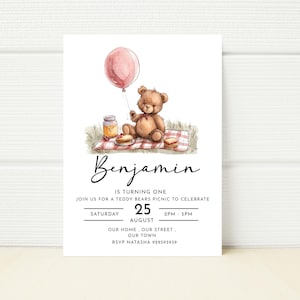 K&ouml;nnte beinhalten: Eine rosafarbene und wei&szlig;e Einladung zu einem Teddyb&auml;r-Picknick mit einem rosafarbenen Ballon, einem Teddyb&auml;r, der ein Honigglas h&auml;lt, und dem Text "Benjamin wird eins. Feiern Sie mit uns bei einem Teddyb&auml;r-Picknick. Samstag, 25. August, 14:00 - 17:00 Uhr. Unser Zuhause, unsere Stra&szlig;e. Unsere Stadt. RSVP Natasha 929393939."