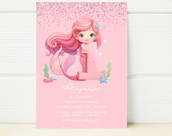 Könnte beinhalten: Rosa Meerjungfrau-Geburtstagseinladung mit einer Meerjungfrau, die eine rosa Nummer eins hält. Die Einladung hat einen rosa Glitzerhintergrund und sagt "Alyssa wird eins" und enthält den Text "Feiern Sie mit uns am Samstag, den 10. März von 12 bis 16 Uhr".