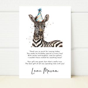 Puede incluir: Una tarjeta de agradecimiento con una cebra que lleva un gorro de fiesta. La tarjeta dice: "Muchas gracias por venir hoy, ¡Hiciste que mi cumpleaños fuera especial en todos los sentidos! Con sonrisas y risas, y mucha diversión, ¡No podría haber deseado nada más! Tu regalo fue genial, pero lo que realmente importa es que pasé tiempo contigo. ¡Con cariño, Mason"