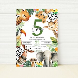 Puede incluir: Una invitación de cumpleaños con temática de selva para un niño que cumple cinco años. La invitación presenta un número cinco verde, el nombre "Esme" y varios animales de la selva, incluyendo una jirafa, un elefante, un tucán y una suricata. La invitación está decorada con hojas verdes y un estampado de leopardo.