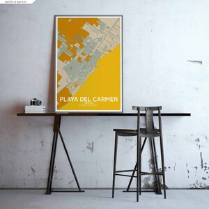 Puede incluir: Un p&oacute;ster minimalista con un mapa de Playa del Carmen, M&eacute;xico. El mapa est&aacute; en tonos azules y amarillos, con el nombre de la ciudad y la ubicaci&oacute;n impresos en negro en la parte inferior.