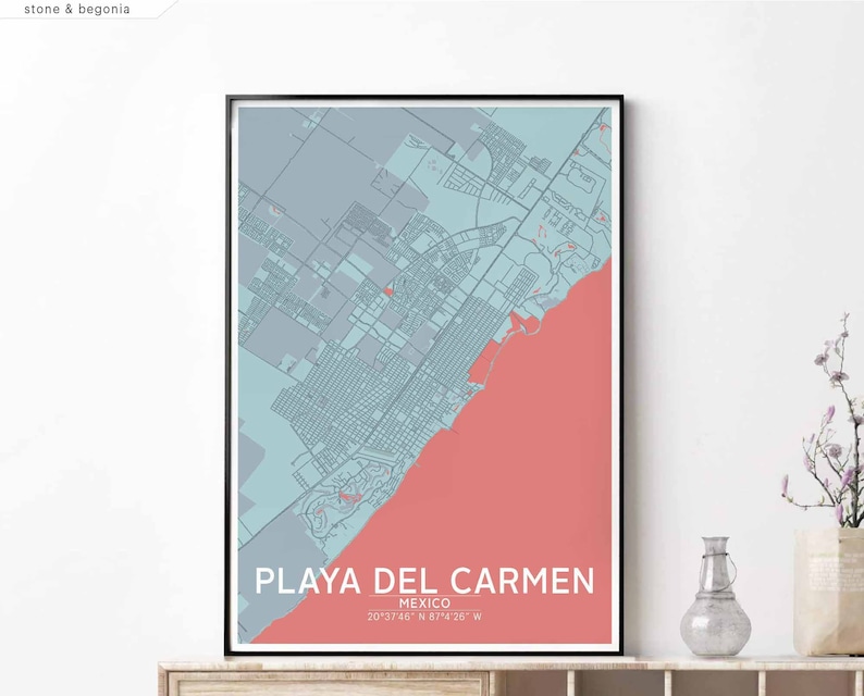 Puede incluir: Un mapa imprimible de Playa del Carmen, M&eacute;xico, con un esquema de color azul claro y gris. El mapa muestra las calles y la costa de la ciudad. El texto "PLAYA DEL CARMEN" est&aacute; impreso en blanco en la parte inferior del mapa, con las coordenadas "20&deg;37'46" N 87&deg;4'26" W" impresas debajo.