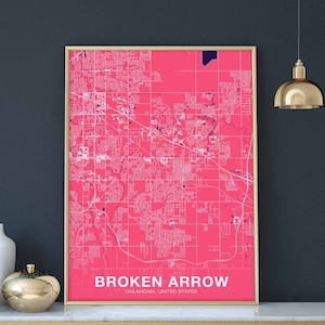 Puede incluir: Una impresión de mapa de ciudad rosa con un contorno blanco de las calles y carreteras de Broken Arrow, Oklahoma, Estados Unidos. El nombre de la ciudad y el estado están impresos en blanco en la parte inferior del mapa.