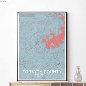 Op de afbeelding: Een afdrukbare kaart van Forsyth County, Georgia, Verenigde Staten. De kaart is lichtblauw van kleur met een roze gebied in het midden. De tekst "FORSYTH COUNTY" is in wit gedrukt onderaan de kaart.