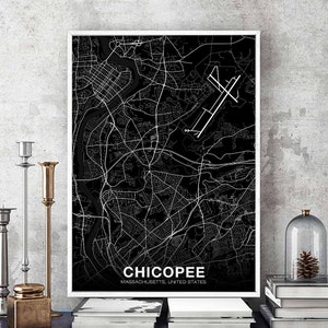 Puede incluir: Impresión de mapa de la ciudad en blanco y negro de Chicopee, Massachusetts, Estados Unidos. El mapa muestra las calles y puntos de referencia de la ciudad en blanco sobre un fondo negro. El nombre de la ciudad y el estado están impresos en la parte inferior del mapa.