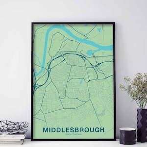 Könnte beinhalten: Ein schwarzer gerahmter Kartenabdruck von Middlesbrough, Großbritannien. Die Karte ist in einem hellgrünen Farbton mit dunkelblauen Linien, die die Straßen und Wasserwege zeigen. Der Name der Stadt ist unten auf der Karte in Weiß gedruckt.