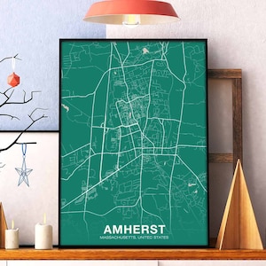 Könnte beinhalten: Ein grüner und weißer Kartenabdruck von Amherst, Massachusetts, Vereinigte Staaten. Die Karte ist in einem schwarzen Rahmen gerahmt und hängt an einer Wand.