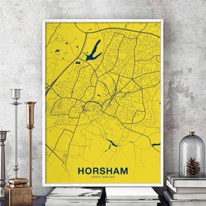 Könnte beinhalten: Ein gelber Kartenabdruck von Horsham, Großbritannien, in einem weißen Rahmen. Die Karte zeigt die Straßen und Wege der Stadt.