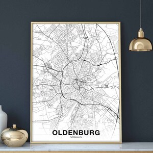 Op de afbeelding: Een zwart-witte stadskaartprint van Oldenburg, Duitsland, in een gouden lijst. De kaart toont de straten en bezienswaardigheden van de stad.