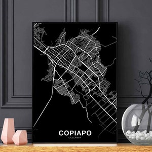Può includere: Stampa di mappa della città di Copiapo, Colombia, in bianco e nero. La mappa è incorniciata da una cornice nera e appesa a un muro grigio.